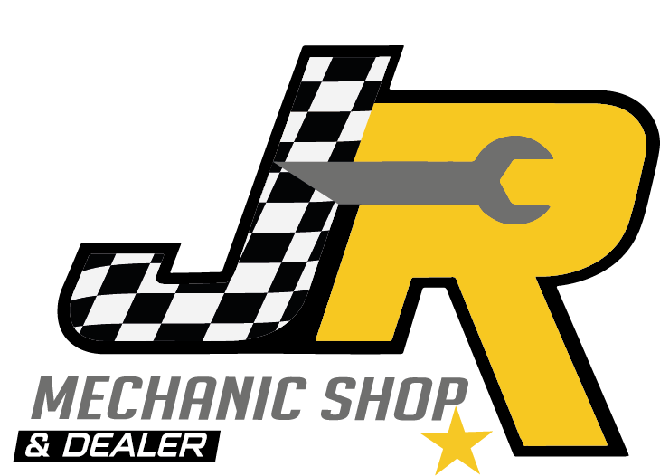 Mecánico certificado inspeccionando un vehículo en J.R. Mechanic Dealer